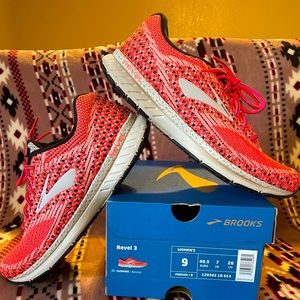 Womens brooks revel 3, size 9, orange